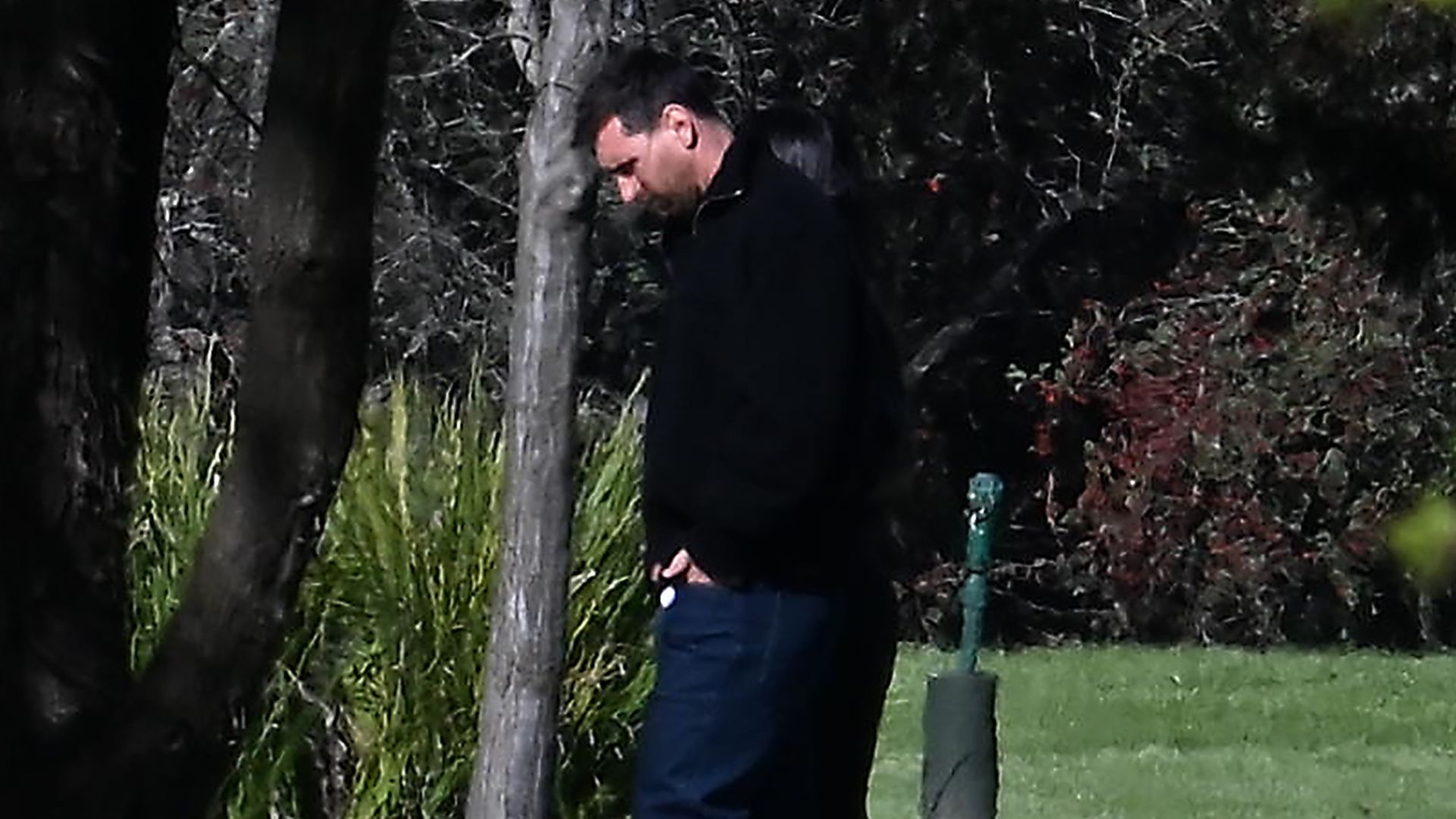 Leo Messi, en el cementerio tras la muerte de su padre Leo Messi, en el cementerio tras la muerte de su padre