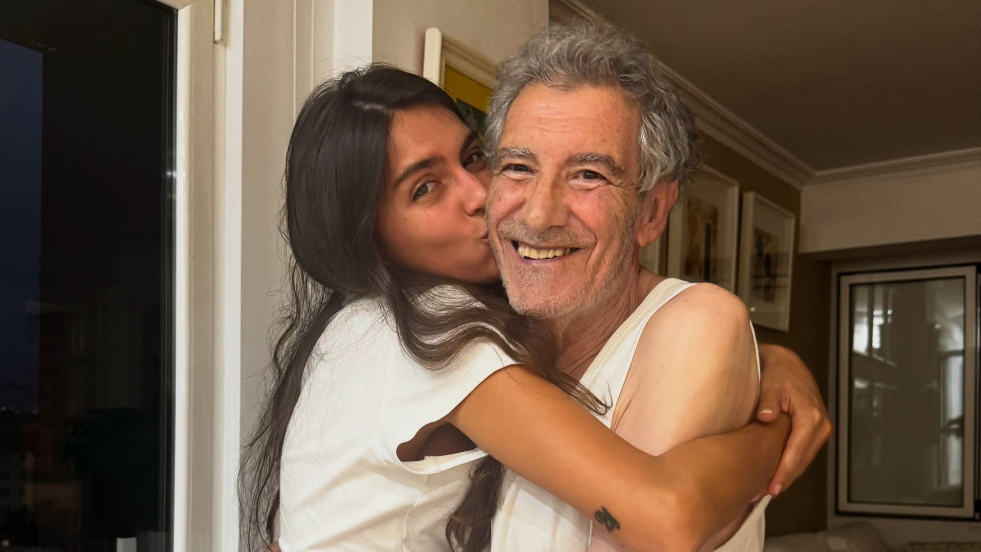 Lucía Rivera, la hija de Blanca Romero, y su abuelo