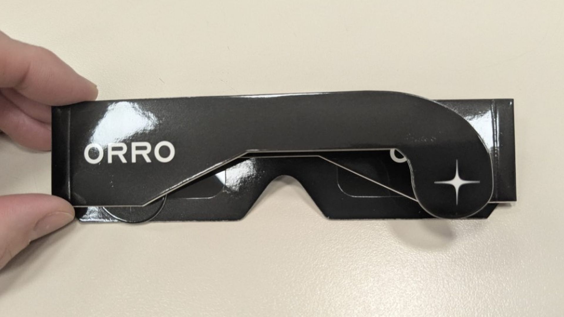 Retiran varios modelos de gafas para ver el eclipse por riesgo de provocar lesiones oculares