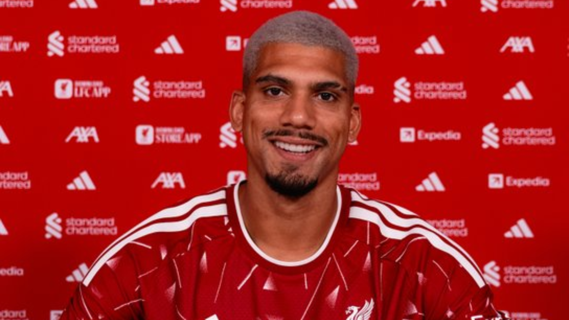 Ronald Araujo posa como nuevo jugador del Liverpool