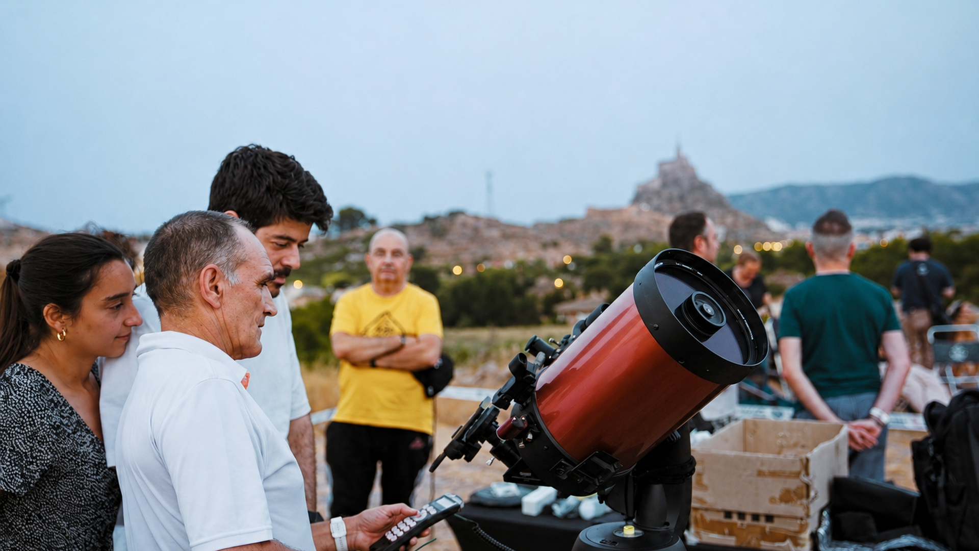 Un grupo de personas en el Castillejo de Monteagudo, Murcia, durante una actividad astronómica Un grupo de personas en el Castillejo de Monteagudo, Murcia, durante una actividad astronómica