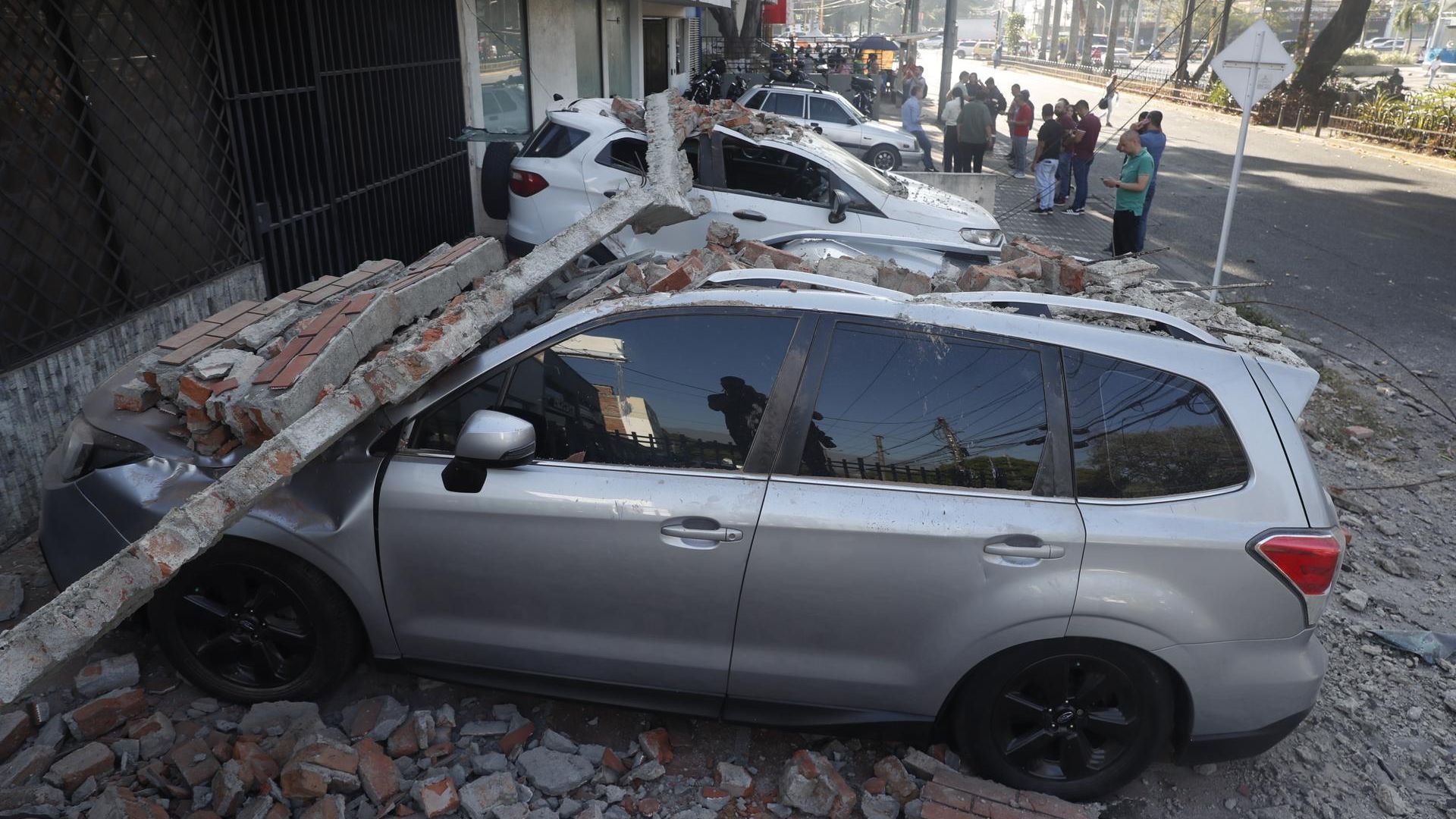 Un vehículo afectado por el terremoto en Colombia