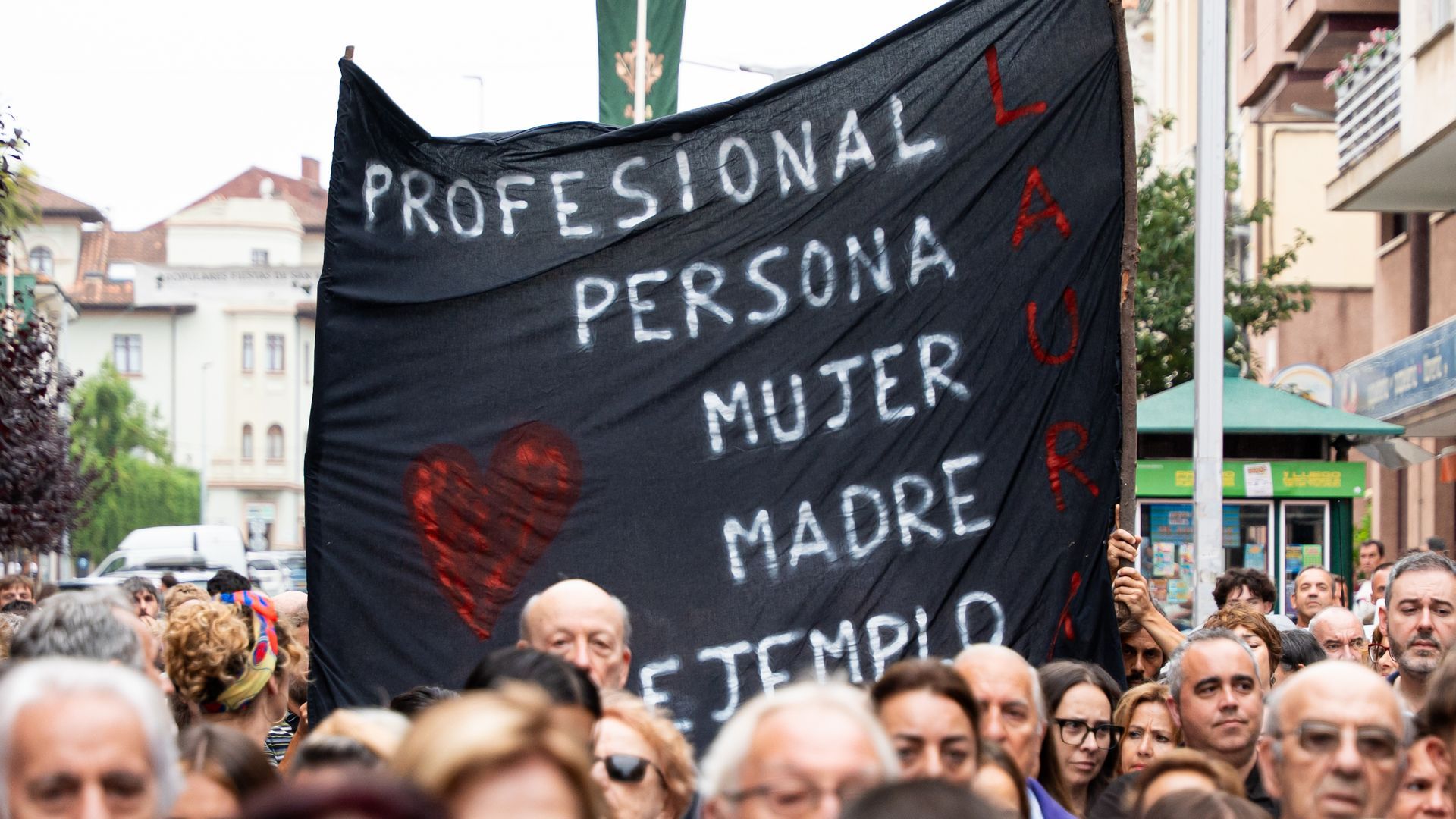 Varias personas sujetan una pancarta durante una concentración el 6 de agosto en repulsa ante el asesinato de Laura en Llanes Varias personas sujetan una pancarta durante una concentración el 6 de agosto en repulsa ante el asesinato de Laura en Llanes