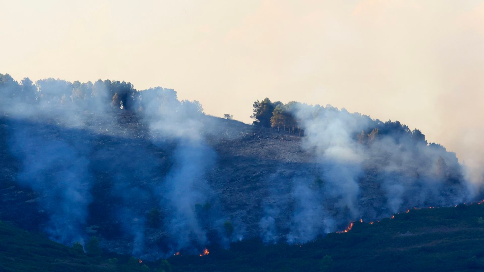 Vista del incendio de Tírig, a 9 de agosto de 2026, en Castellón, Comunidad Valenciana (España). La zona afectada por el incendio forestal de Tírig (Castellón) registra desde el mediodía de este domingo viento del sur y sudeste, con rachas de 30 a 40 kiló Vista del incendio de Tírig, a 9 de agosto de 2026, en Castellón, Comunidad Valenciana (España). La zona afectada por el incendio forestal de Tírig (Castellón) registra desde el mediodía de este domingo viento del sur y sudeste, con rachas de 30 a 40 kiló