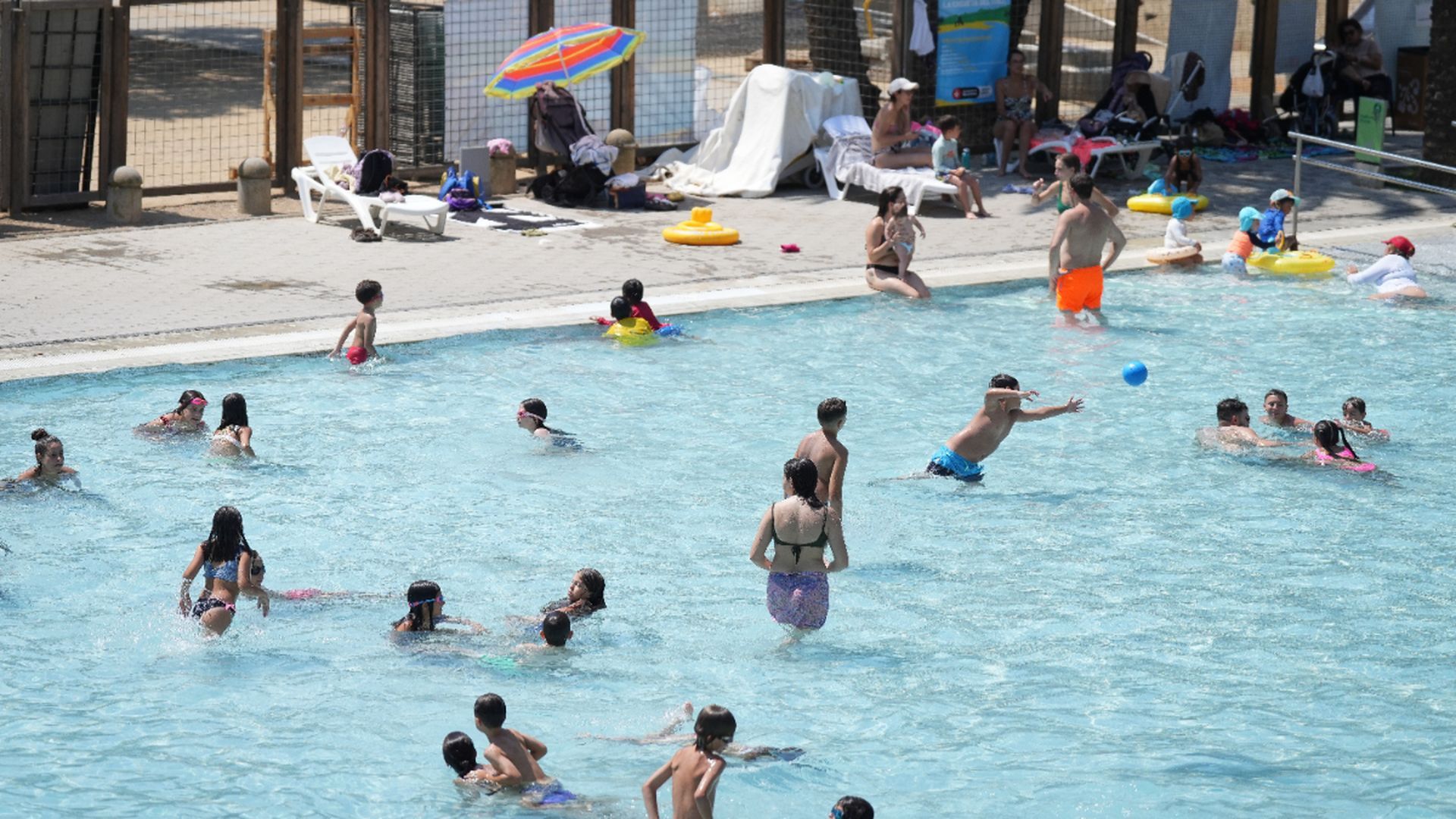 Bañistas en una piscina municipal española Bañistas en una piscina municipal española
