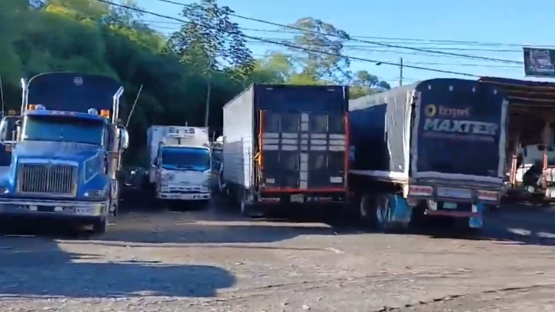 Camiones en un aparcamiento durante el seísmo se mueven como si fueran de juguete