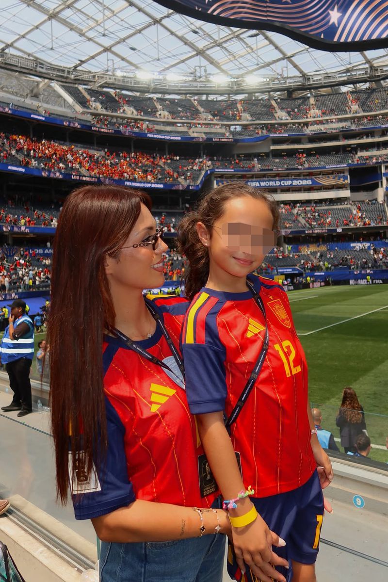 Carla, la hija de María Hurtado, viendo uno de los partidos de Pedro Porro con la Roja durante el pasado Mundial