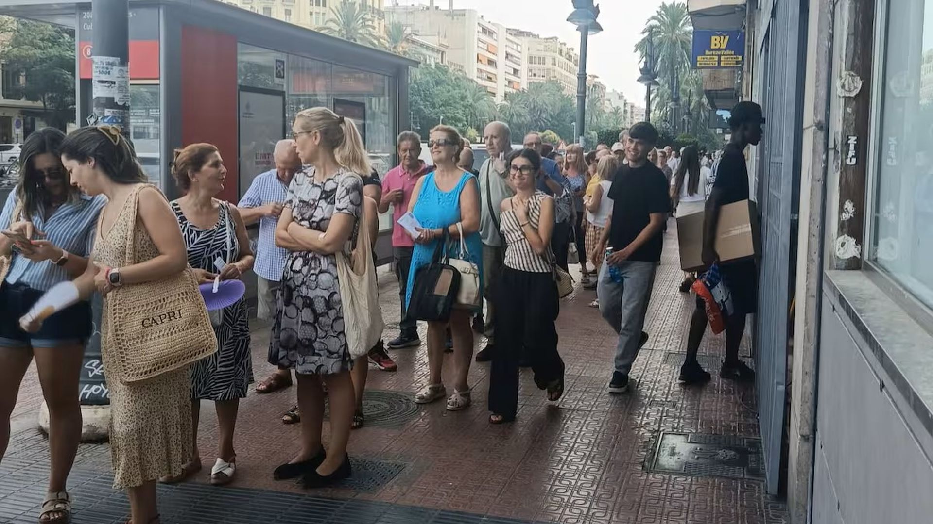 Compromís denuncia las ‘colas de la vergüenza’ para pagar la tasa de basura del año pasado en València Compromís denuncia las ‘colas de la vergüenza’ para pagar la tasa de basura del año pasado en València