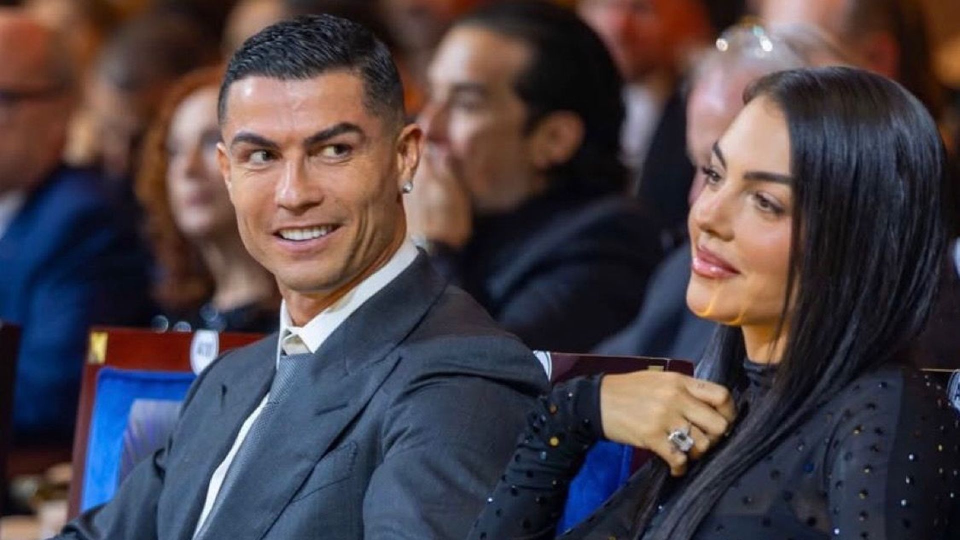 Cristiano Ronaldo y Georgina Rodríguez se casan en una ceremonia íntima: todos los detalles Cristiano Ronaldo y Georgina Rodríguez se casan en una ceremonia íntima: todos los detalles