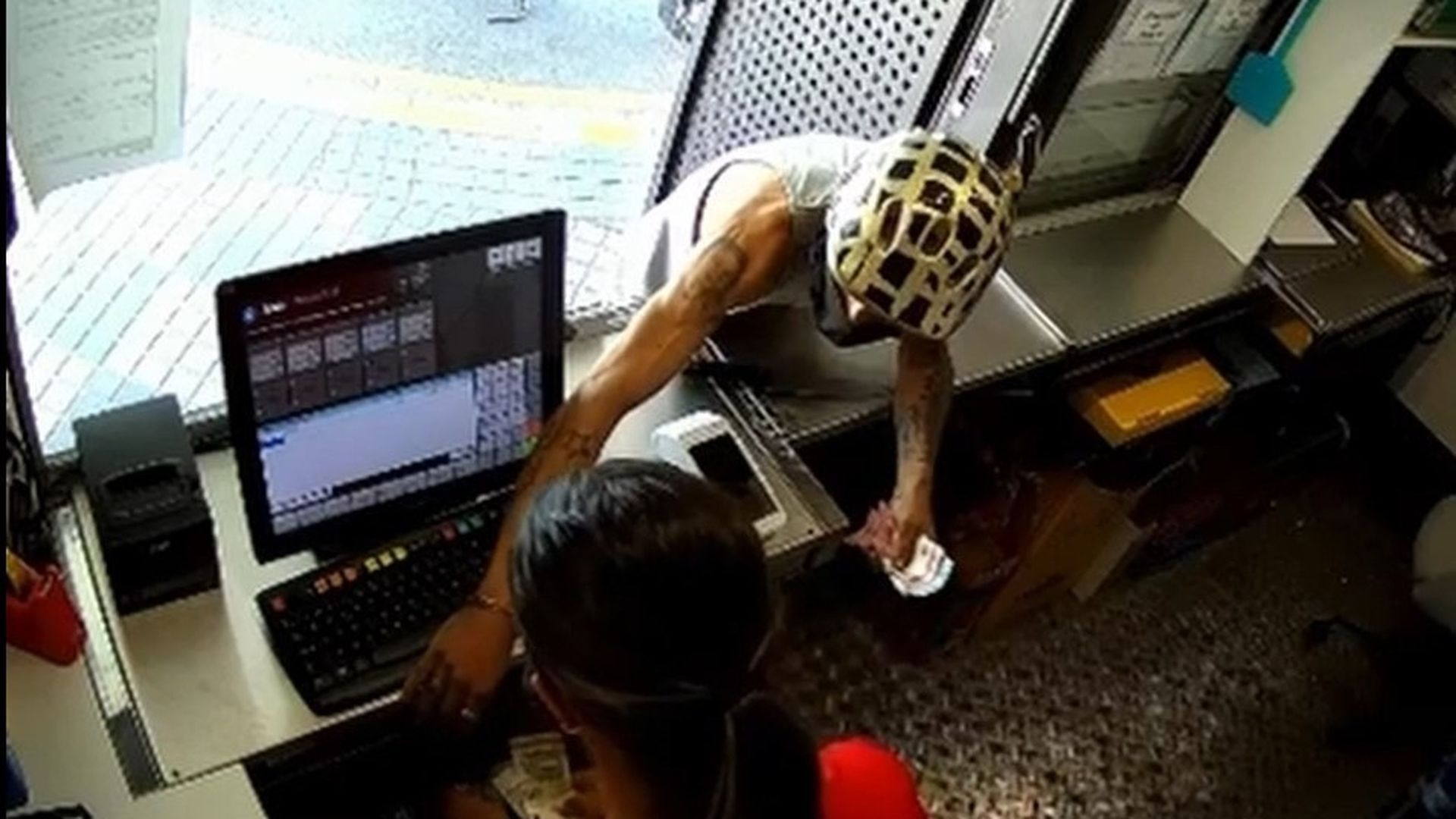 Detenido tras robar en establecimientos ocultando su rostro con un casco y amenazando con un cuchillo Detenido tras robar en establecimientos ocultando su rostro con un casco y amenazando con un cuchillo