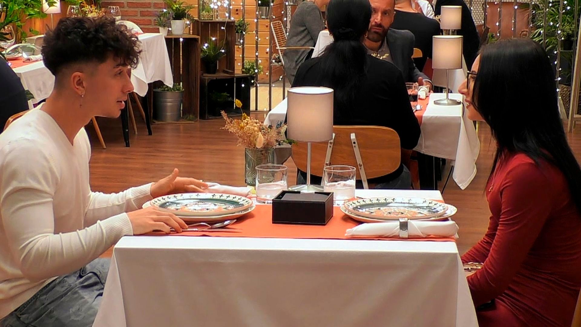 Dos solteros conectan al hablar de sus celos: “No me gusta que mi pareja salga de fiesta”