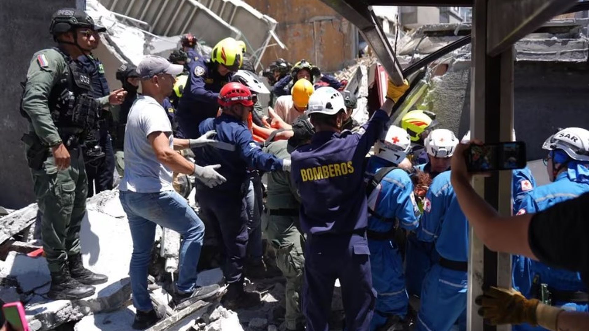 Equipos de rescate trabajan en un edificio colapsado en la ciudad de Manizales, Colombia tras el terremoto Equipos de rescate trabajan en un edificio colapsado en la ciudad de Manizales, Colombia tras el terremoto