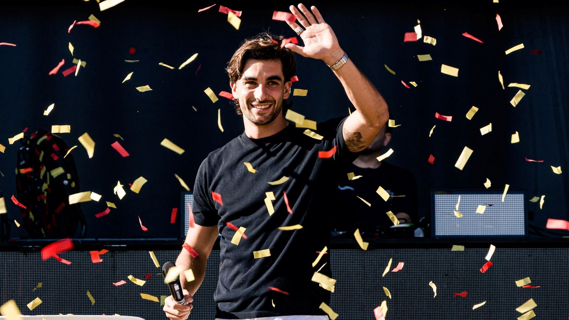 Ferran Torres al ser recibido en Foios
