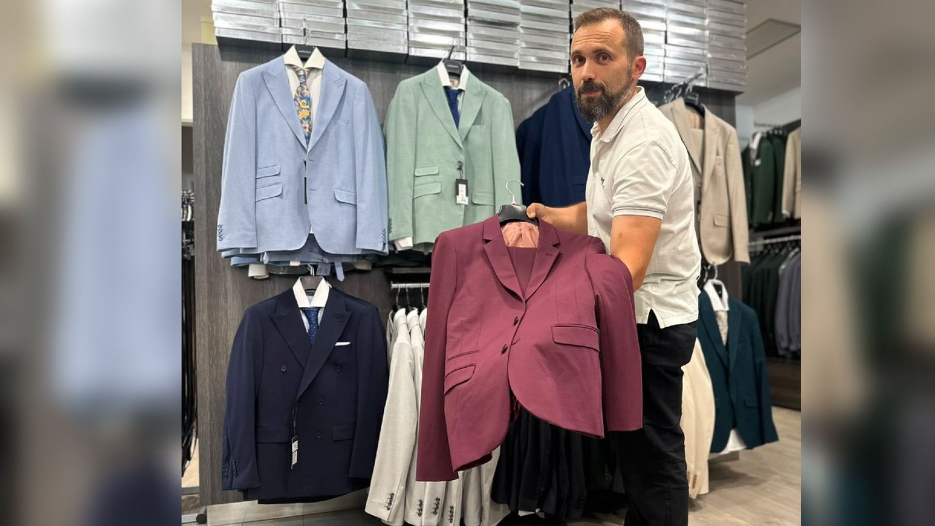 Gonzalo Bermúdez, responsable de la tienda Bicoca Moda Home, en Betanzos