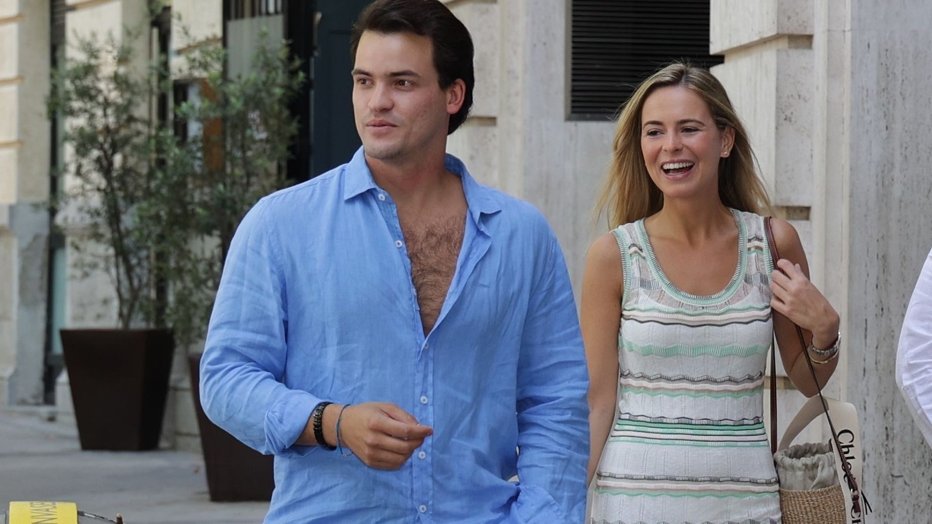Jaime Onieva y su pareja, en la posboda de su hermano Íñigo y Tamara Falcó