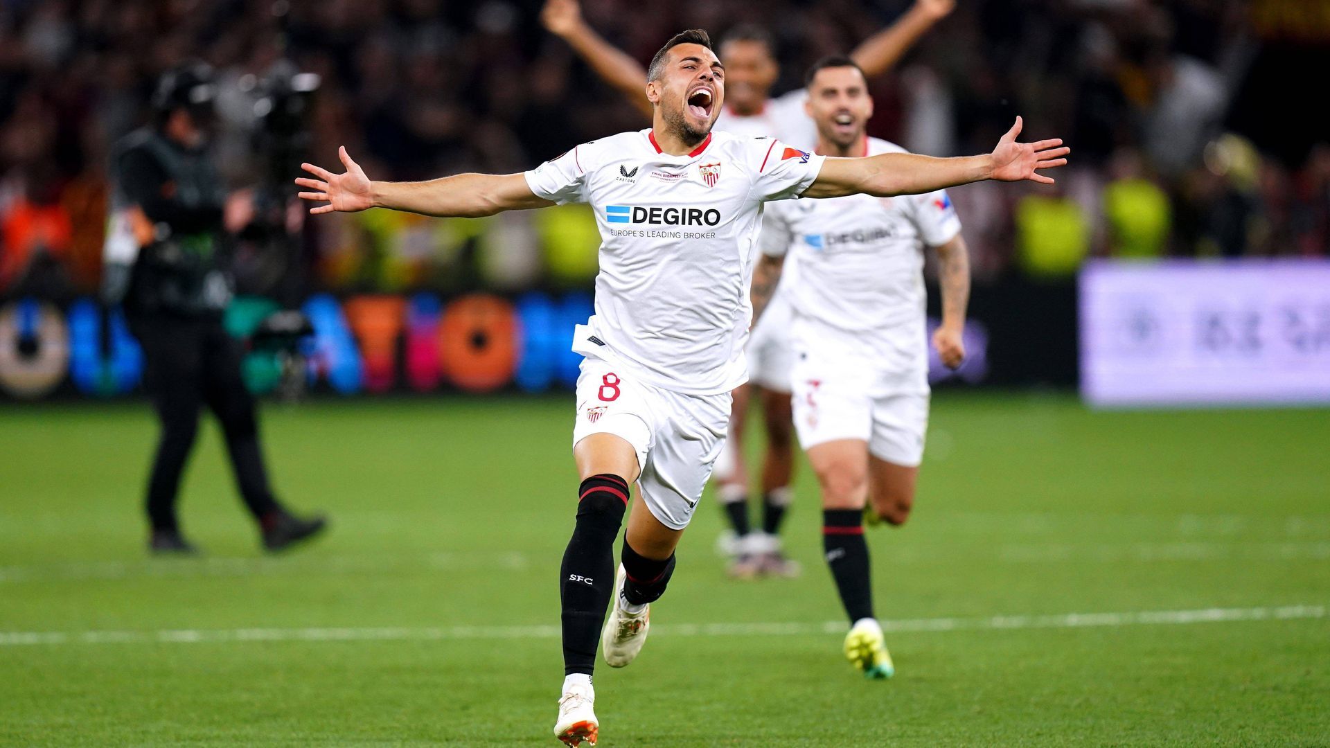 Joan Jordán celebra la Europa League ganada por el Sevilla FC en Budapest