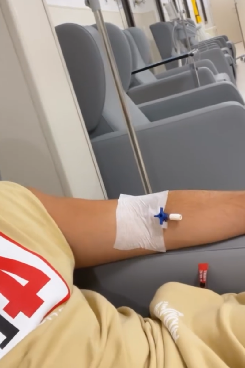 La imagen del brazo de Omar Montes, con una vía, durante su paso por el hospital