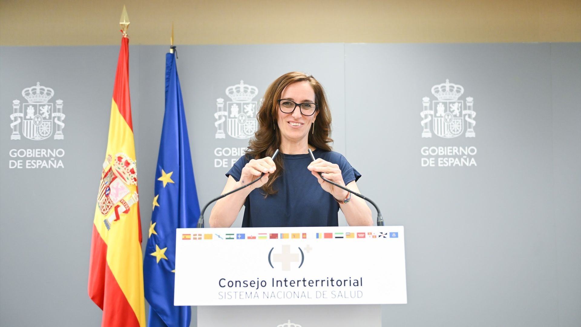 La ministra de Sanidad ayuda a reanimar a un hombre que se ahogaba en una piscina natural La ministra de Sanidad ayuda a reanimar a un hombre que se ahogaba en una piscina natural