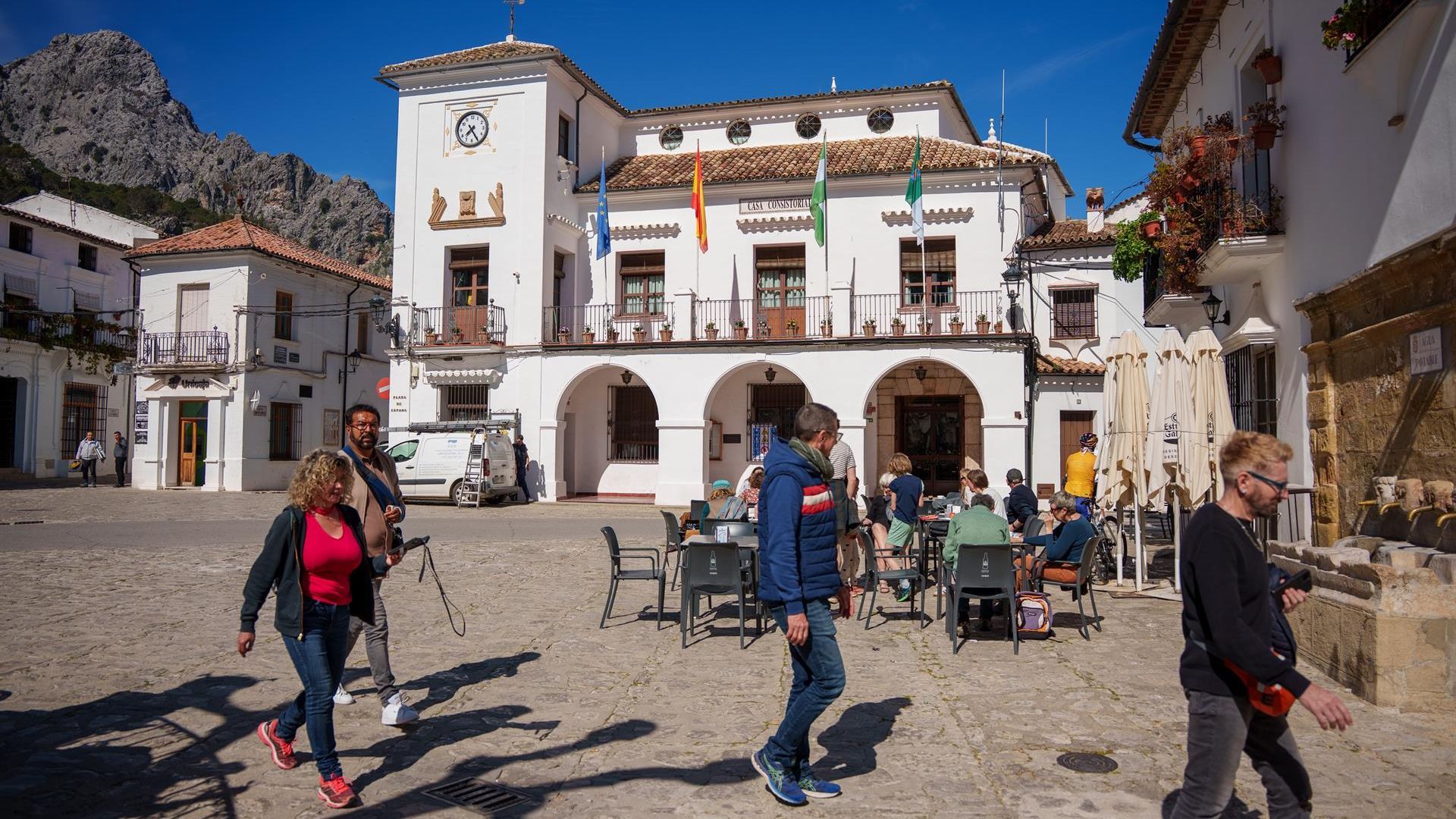 La rotura de un cable de fibra óptica deja a Grazalema totalmente incomunicada: 72 horas sin internet, móvil ni fibra en pleno fin de semana de agosto La rotura de un cable de fibra óptica deja a Grazalema totalmente incomunicada: 72 horas sin internet, móvil ni fibra en pleno fin de semana de agosto