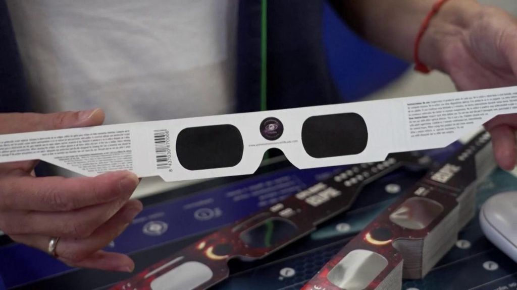 La venta de gafas para el eclipse, agotadas en farmacias, ópticas y comercios: la advertencia de los expertos sobre otras opciones