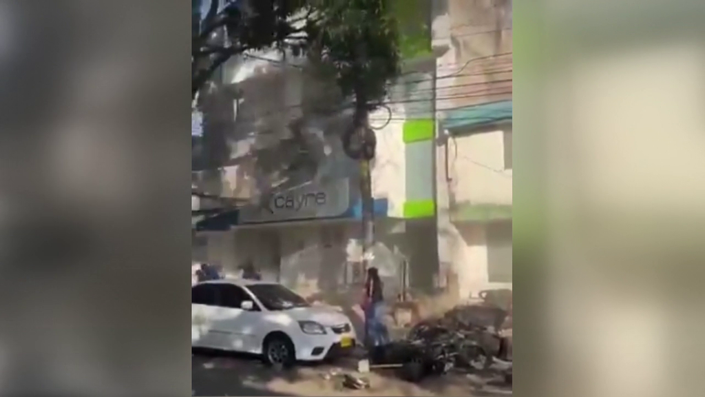 Las duras imágenes del momento en que una familia muere tras caerle encima la cornisa de un edificio por el terremoto en Colombia