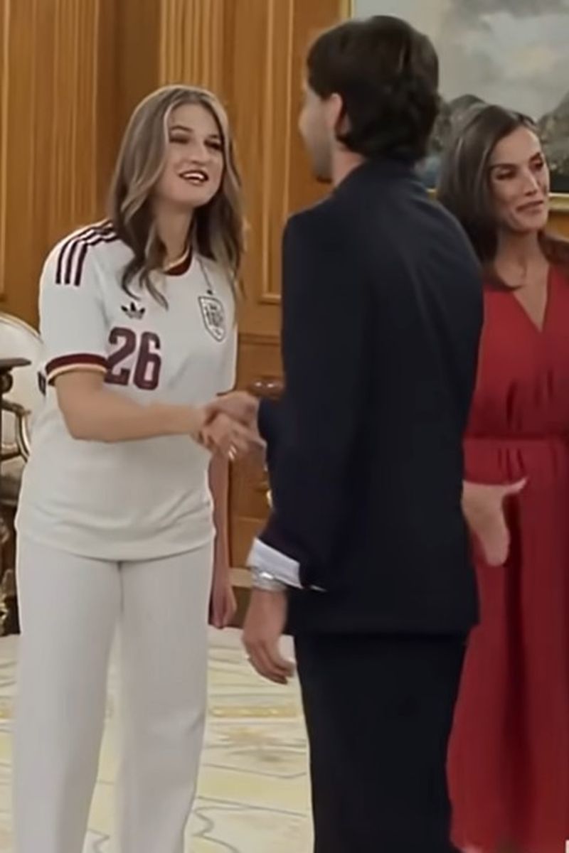 Leonor y Ferran Torres, durante su espontánea conversación en Zarzuela