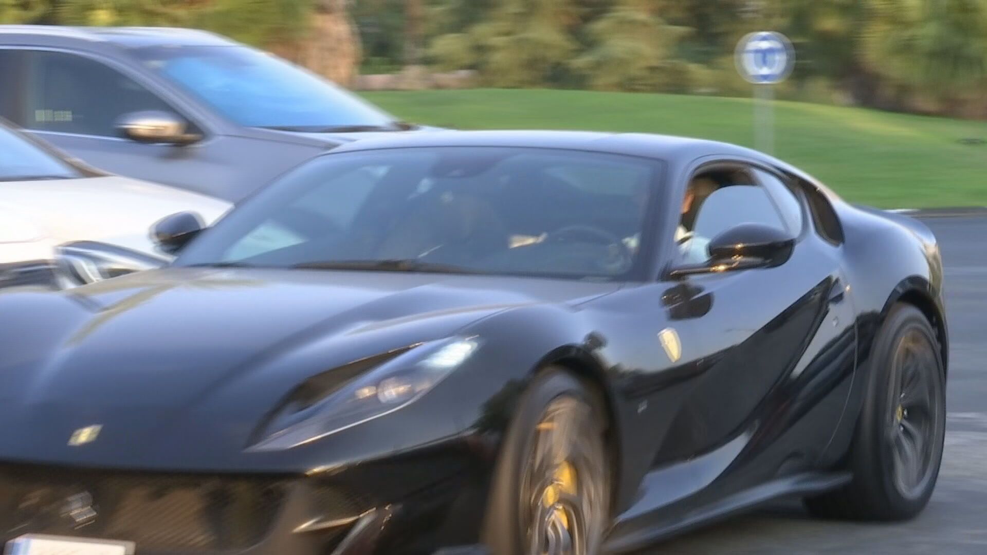 Marcos Llorente, con su Ferrari en Majadahonda