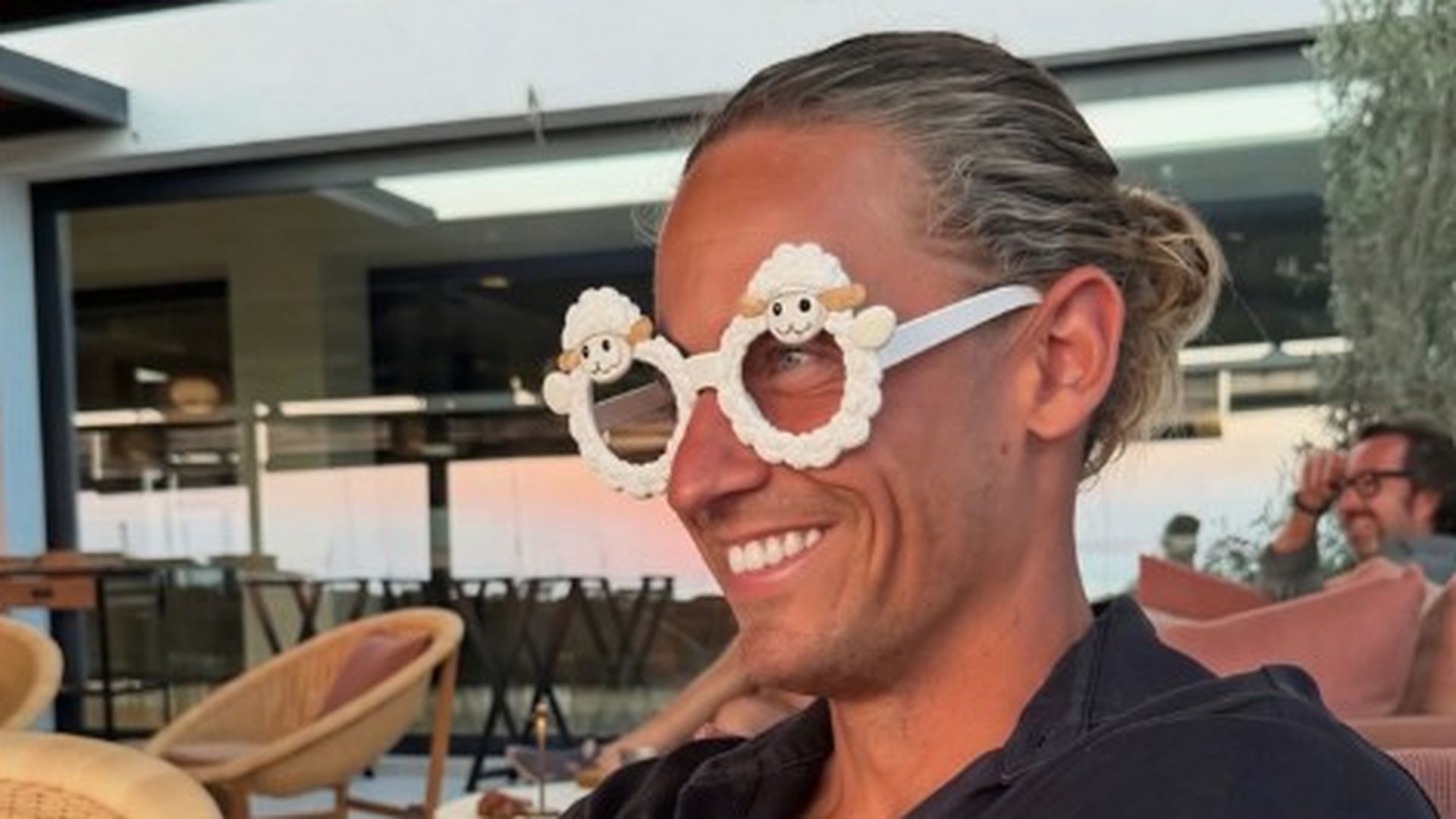 Marcos Llorente riéndose de las gafas para el eclipse