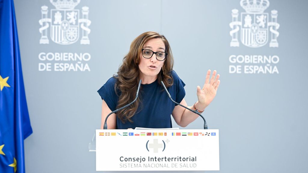 La respuesta de Mónica García a Alberto Núñez Feijóo sobre confinar a migrantes en Ceuta: "Podría ser contraproducente" y "desmesurado"
