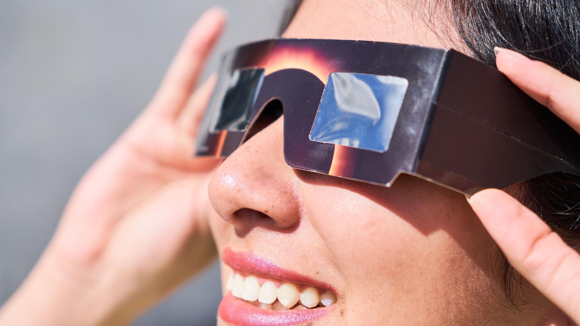 Mujer con gafas solares para eclipse Mujer con gafas solares para eclipse