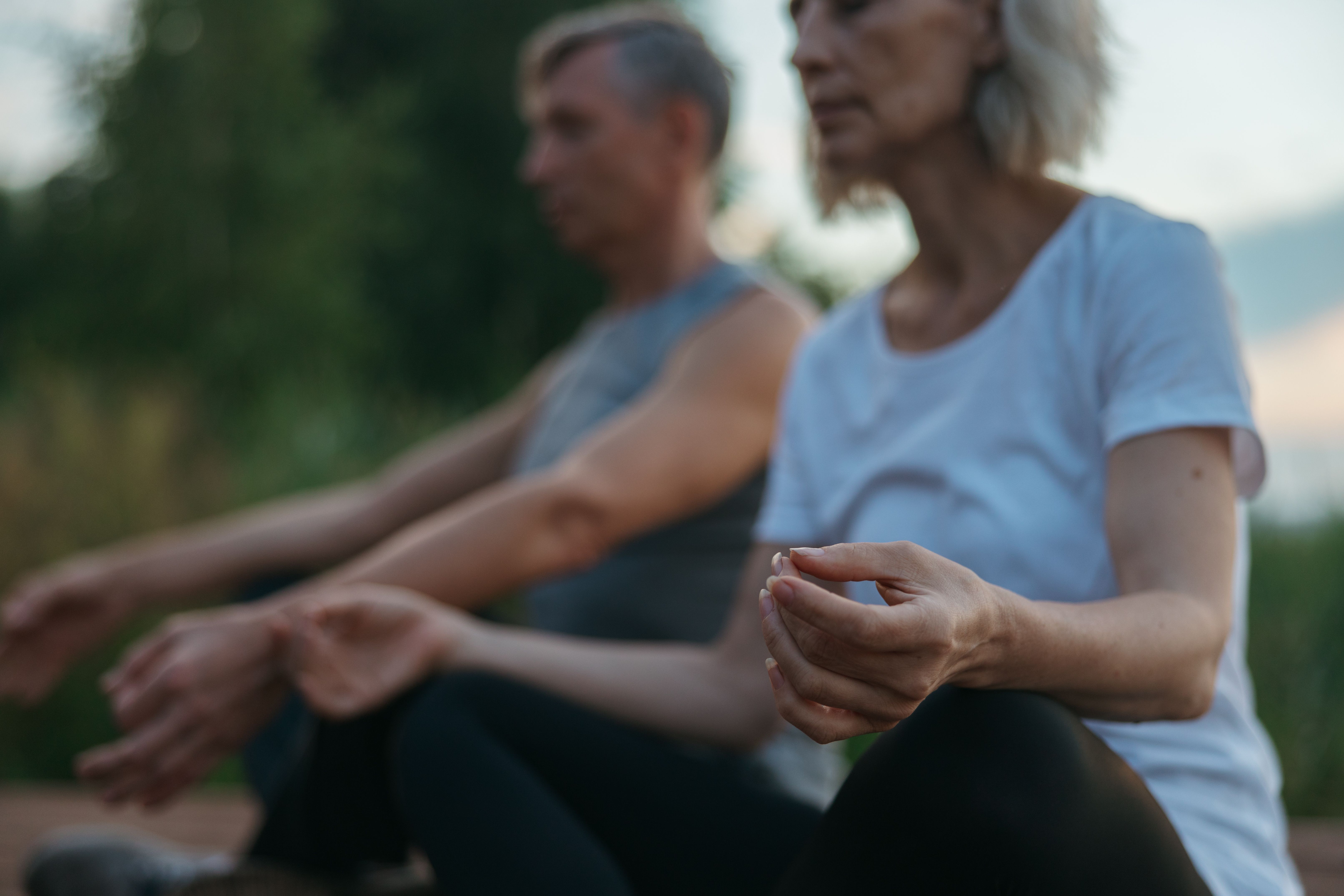 Personas meditando
