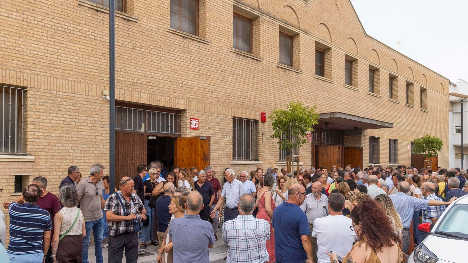 “Profundo dolor” en el adiós a Javier y Esther, el matrimonio asesinado en Tauste, Zaragoza: más de un millar de personas despiden a la pareja “Profundo dolor” en el adiós a Javier y Esther, el matrimonio asesinado en Tauste, Zaragoza: más de un millar de personas despiden a la pareja
