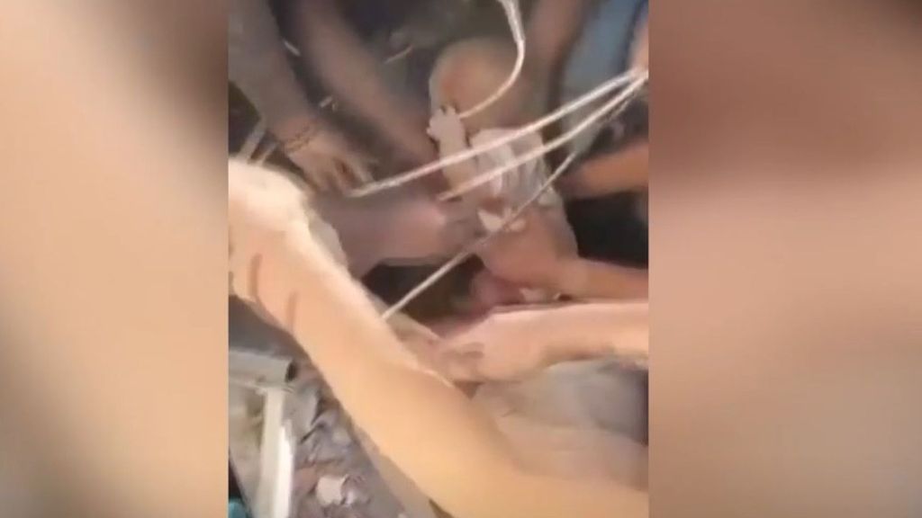 Emotivo rescate de un bebé de seis meses de entre los escombros de un edificio colapsado por el terremoto en Colombia