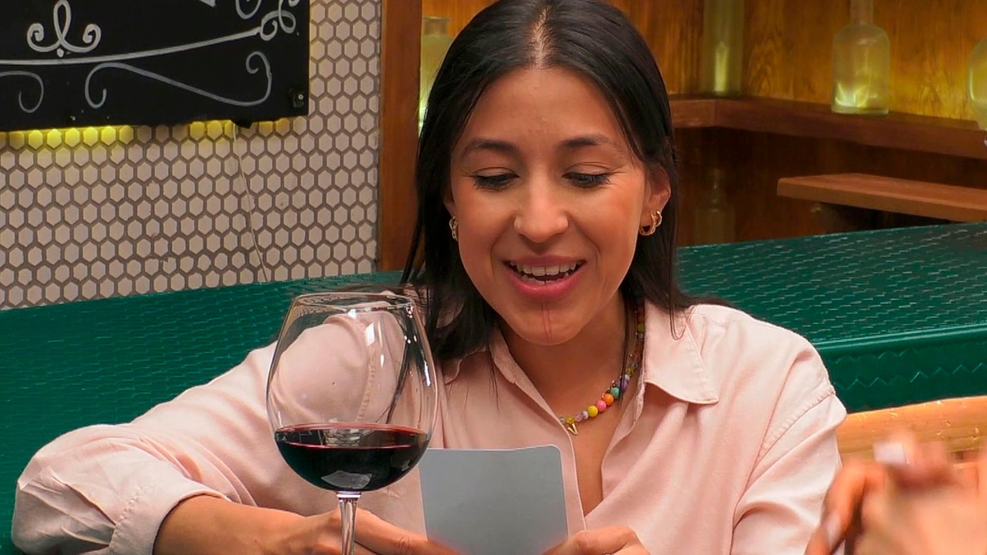Vicky recibe un enigmático acertijo de su cita: “Vamos a preguntárselo”