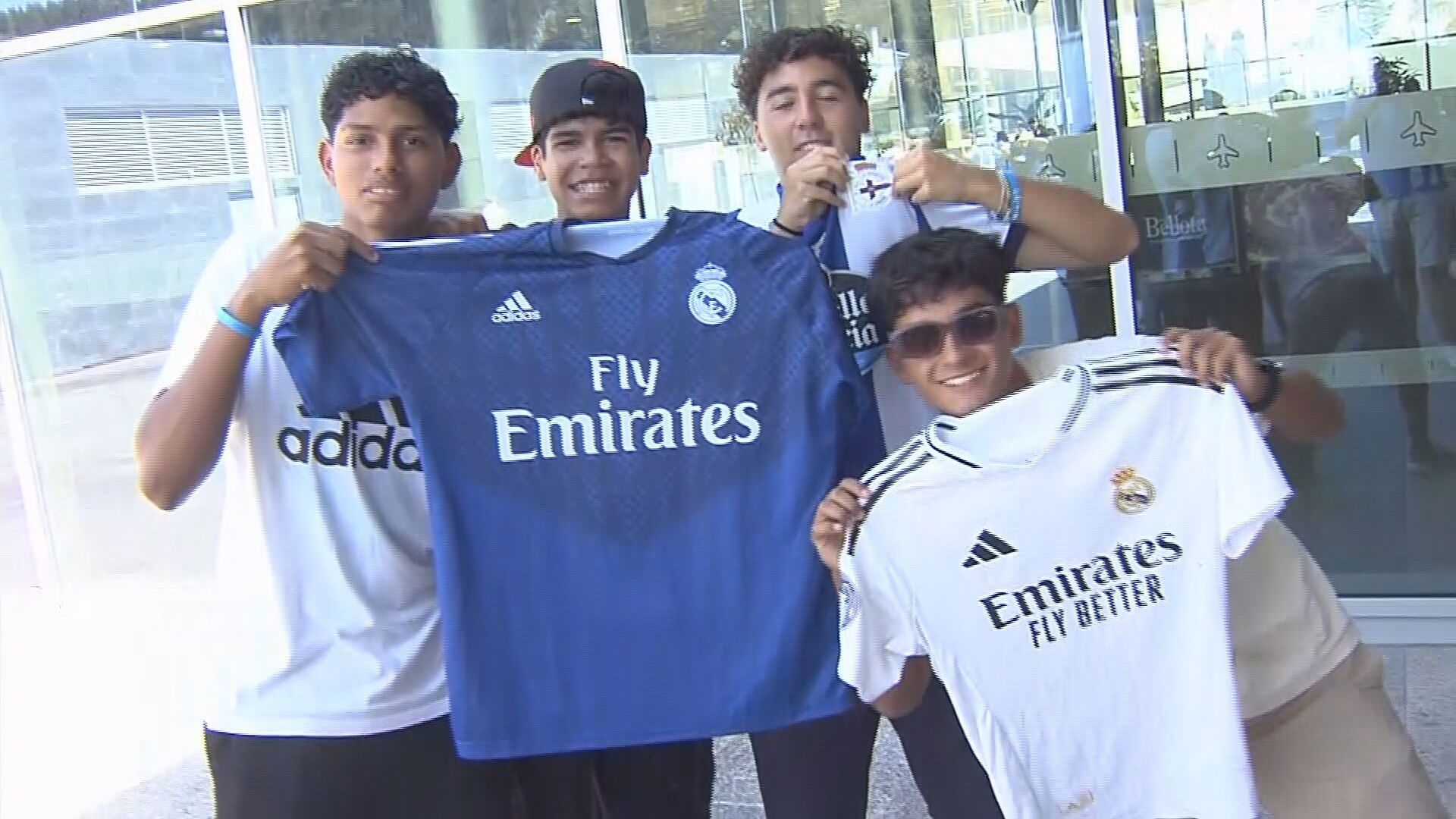 Aficionados del Real Madrid en el recibimiento del conjunto blanco en La Coruña