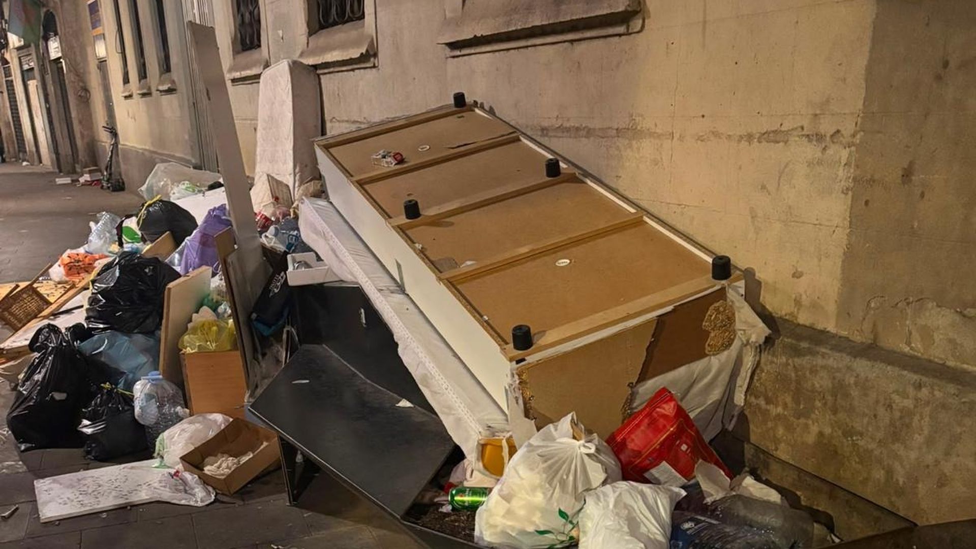 Basura acumulada en la calle de la Cera