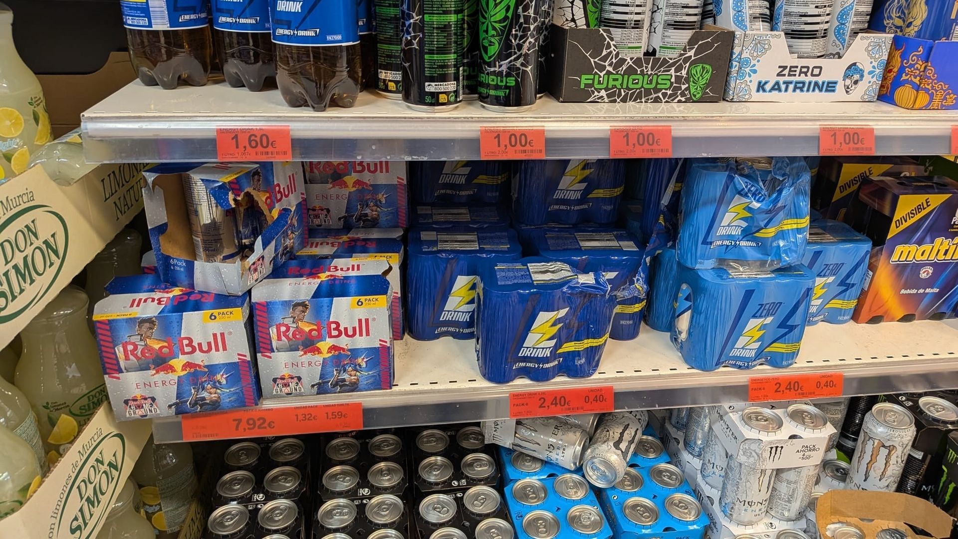 Bebidas energéticas en las estanterías de un supermercado