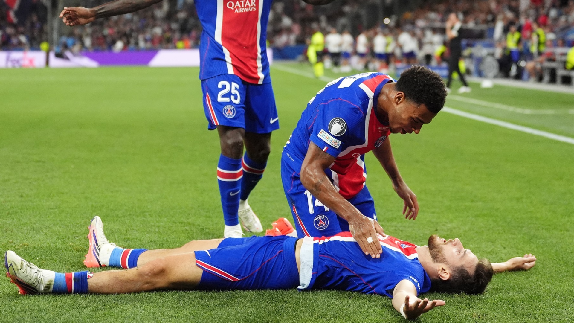 Doué y Kvaratskhelia celebran un gol en la Supercopa de Europa