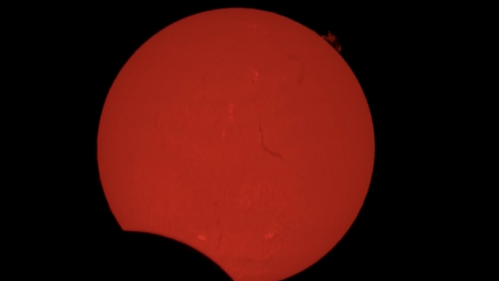 Sigue en directo el histórico eclipe total de sol en España