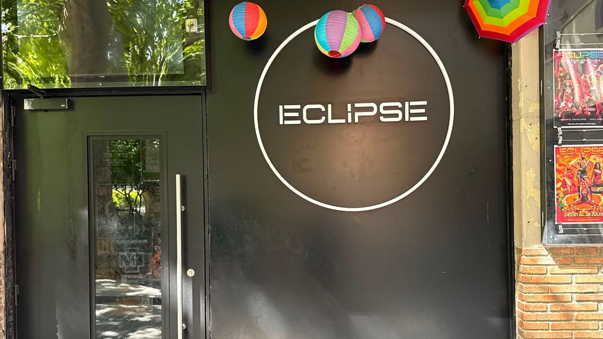 El eclipse dispara las llamadas a un pub LGTBI de Granada y su dueño organiza un tardeo temático para aprovechar el tirón El eclipse dispara las llamadas a un pub LGTBI de Granada y su dueño organiza un tardeo temático para aprovechar el tirón