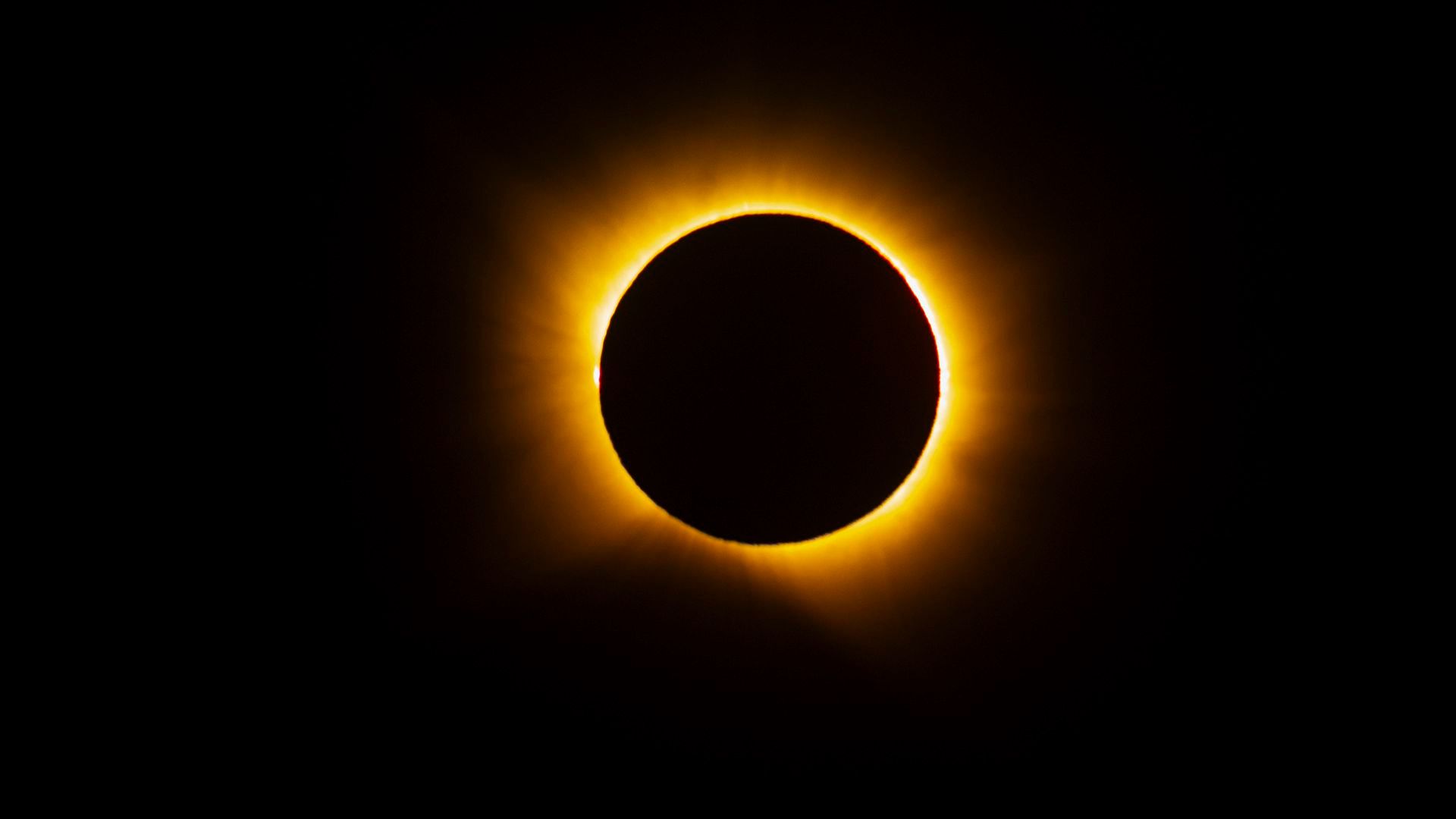 El eclipse solar total en España, en directo: el fenómeno sume a más de la mitad del país en una profunda e histórica oscuridad El eclipse solar total en España, en directo: el fenómeno sume a más de la mitad del país en una profunda e histórica oscuridad