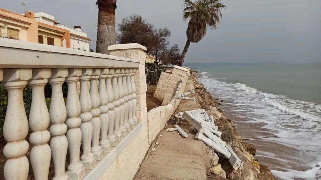 El oleaje tumba una valla en la playa de La Goleta (foto de archivo). NIUS