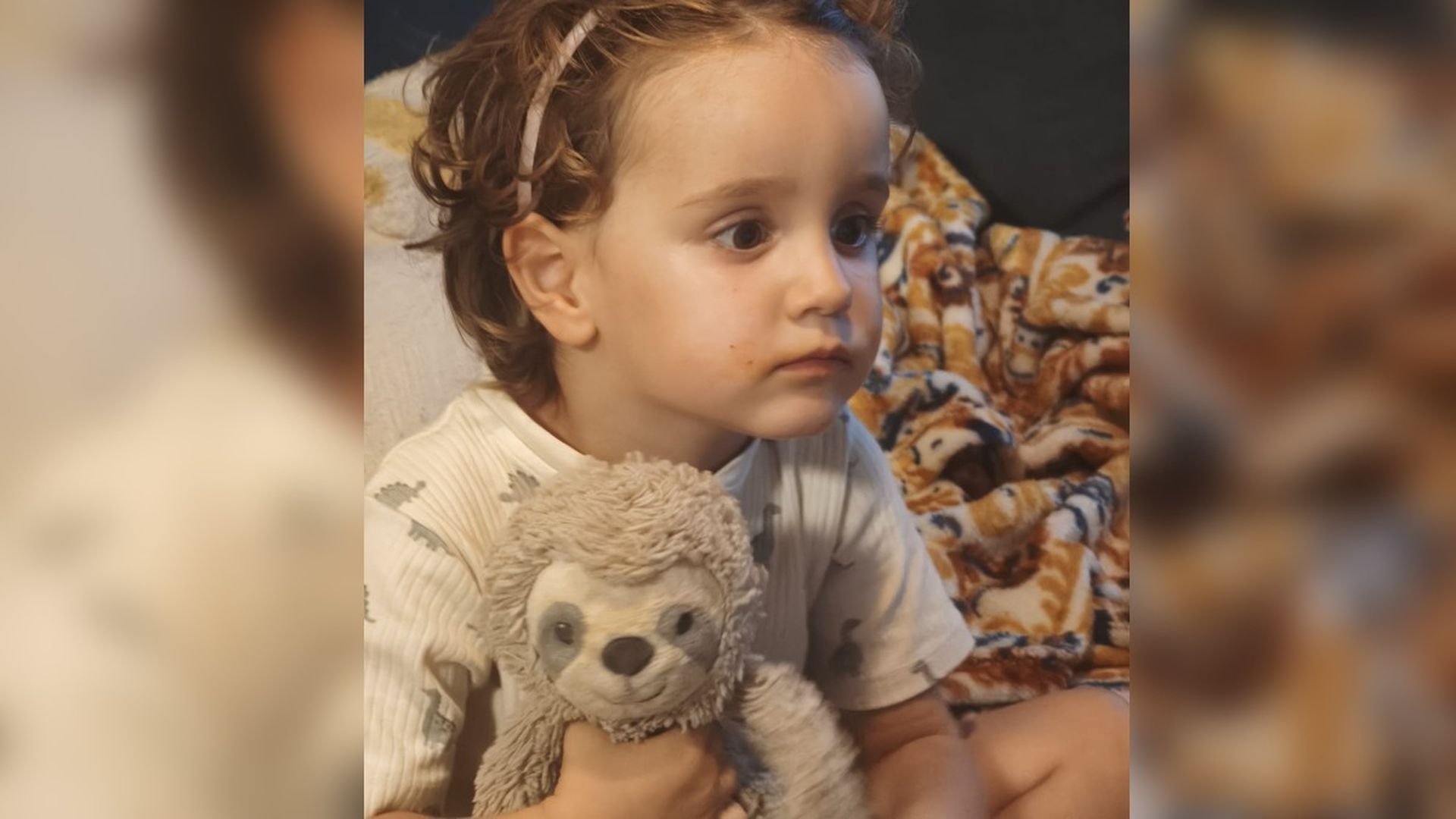 El pequeño Nico, de dos años, sostiene a Pérez en su regazo