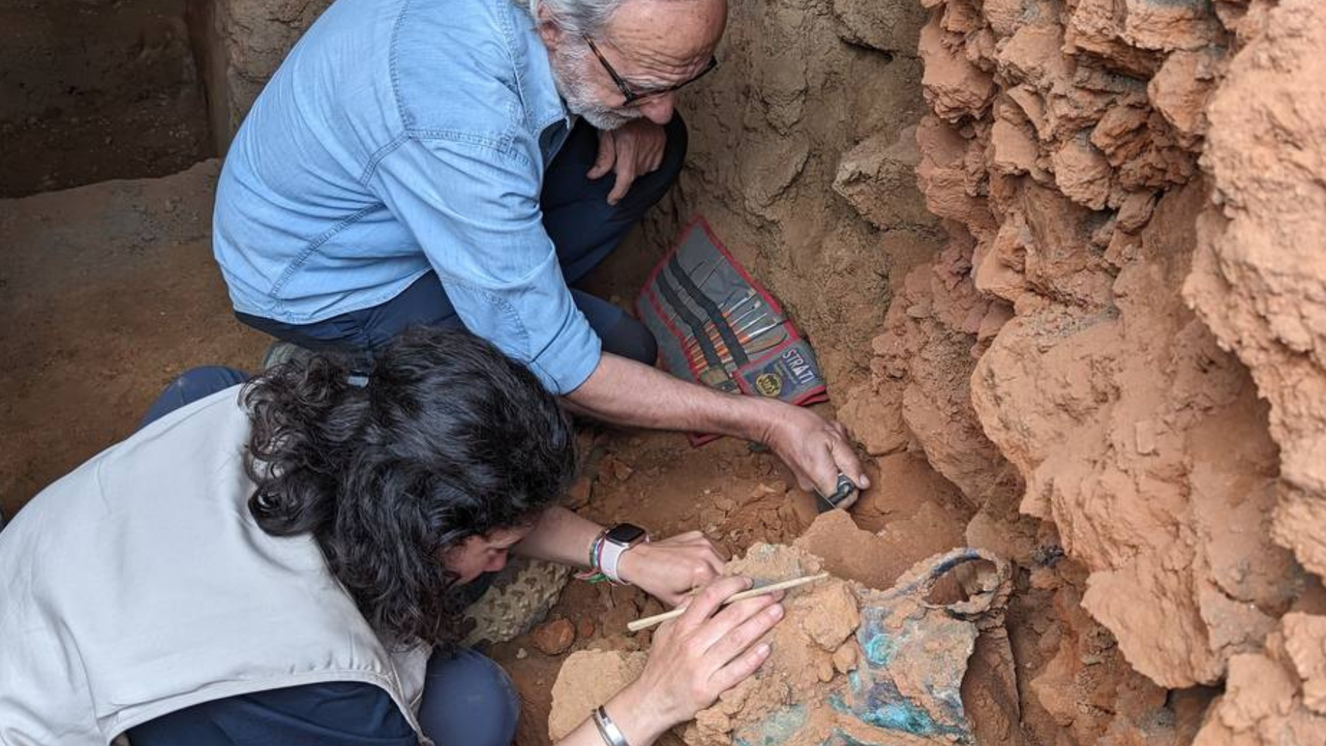 Esther y Sebastián, en plena faena en la excavación