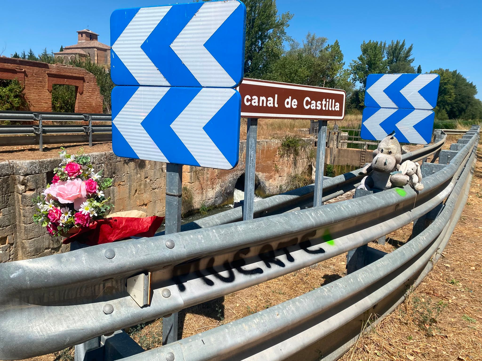 Hace dos semanas, Marga visitó el lugar para poner unas flores y algún peluche