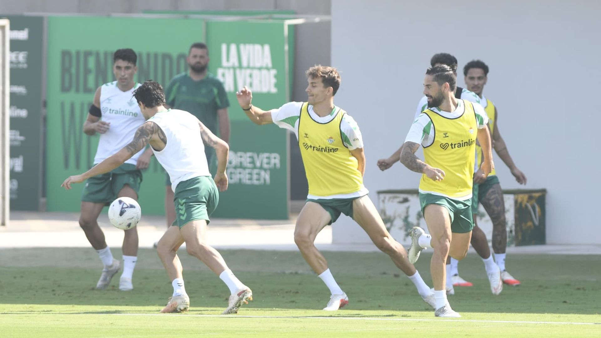 Isco y Diego Llorente, en el entrenamiento del Betis de este miércoles