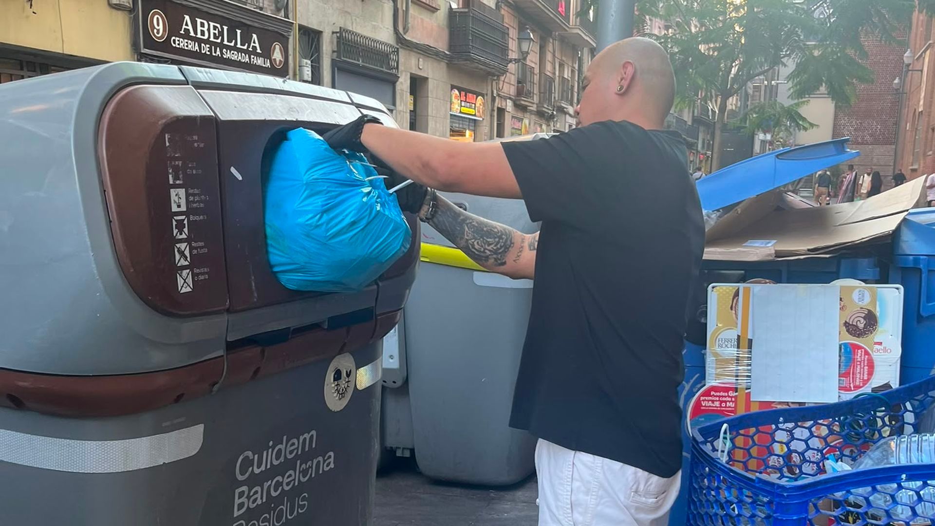 Jeffrey, tirando las bolsas recogidas en el contenedor
