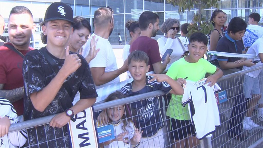 Locura en la Coruña al recibir al Madrid 9 años después: "Esto es mejor que ver el eclipse"