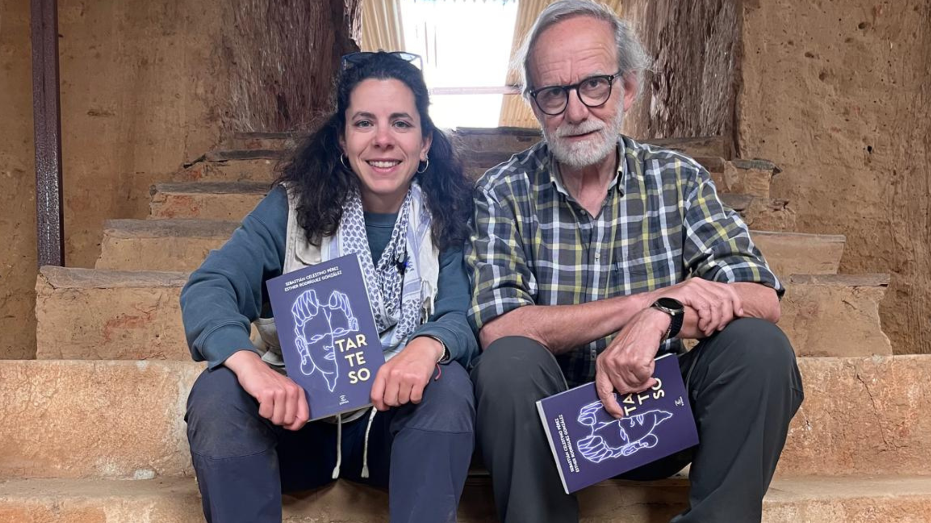 Los autores de 'Tarteso' posan con el libro Los autores de 'Tarteso' posan con el libro