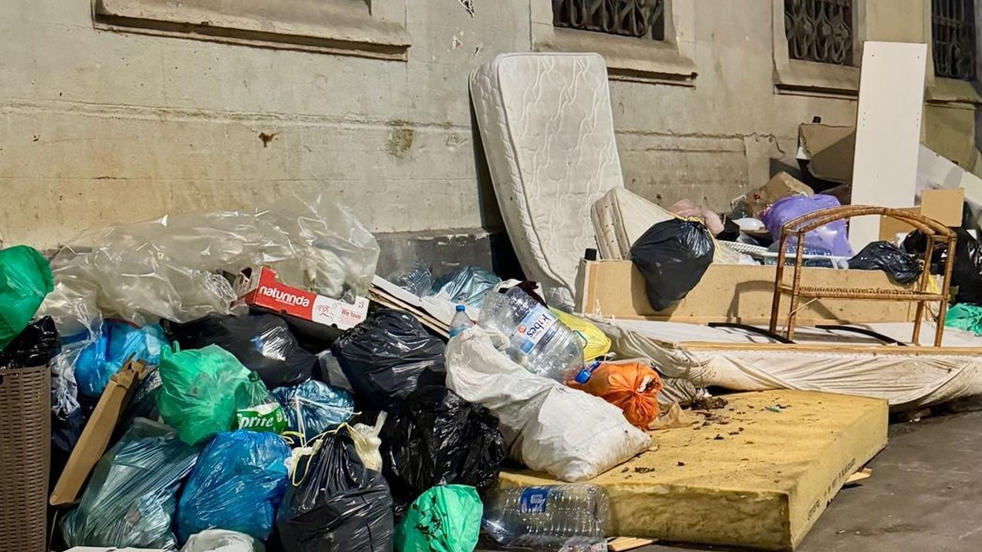 Los objetos tirados se acumulan junto a las paredes
